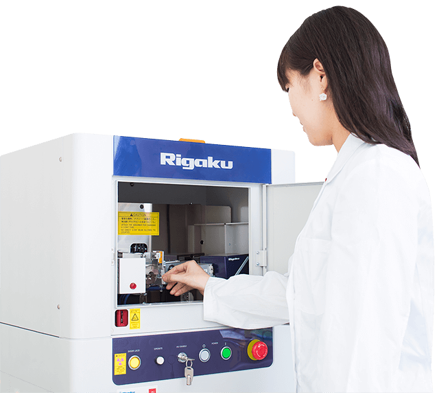 X線回折分析器を扱う研究者